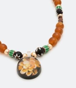 Colar Médio em Miçanga Assimétrica com Pingente Flor Resinado