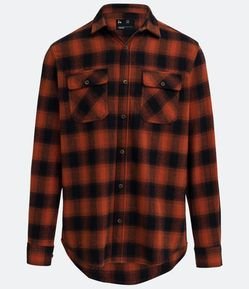 Camisa Regular em Flanela com Estampa Xadrez e Bolsos Frontais