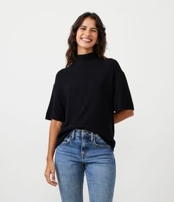 Blusa em Viscose com Gola Alta e Barra Larga