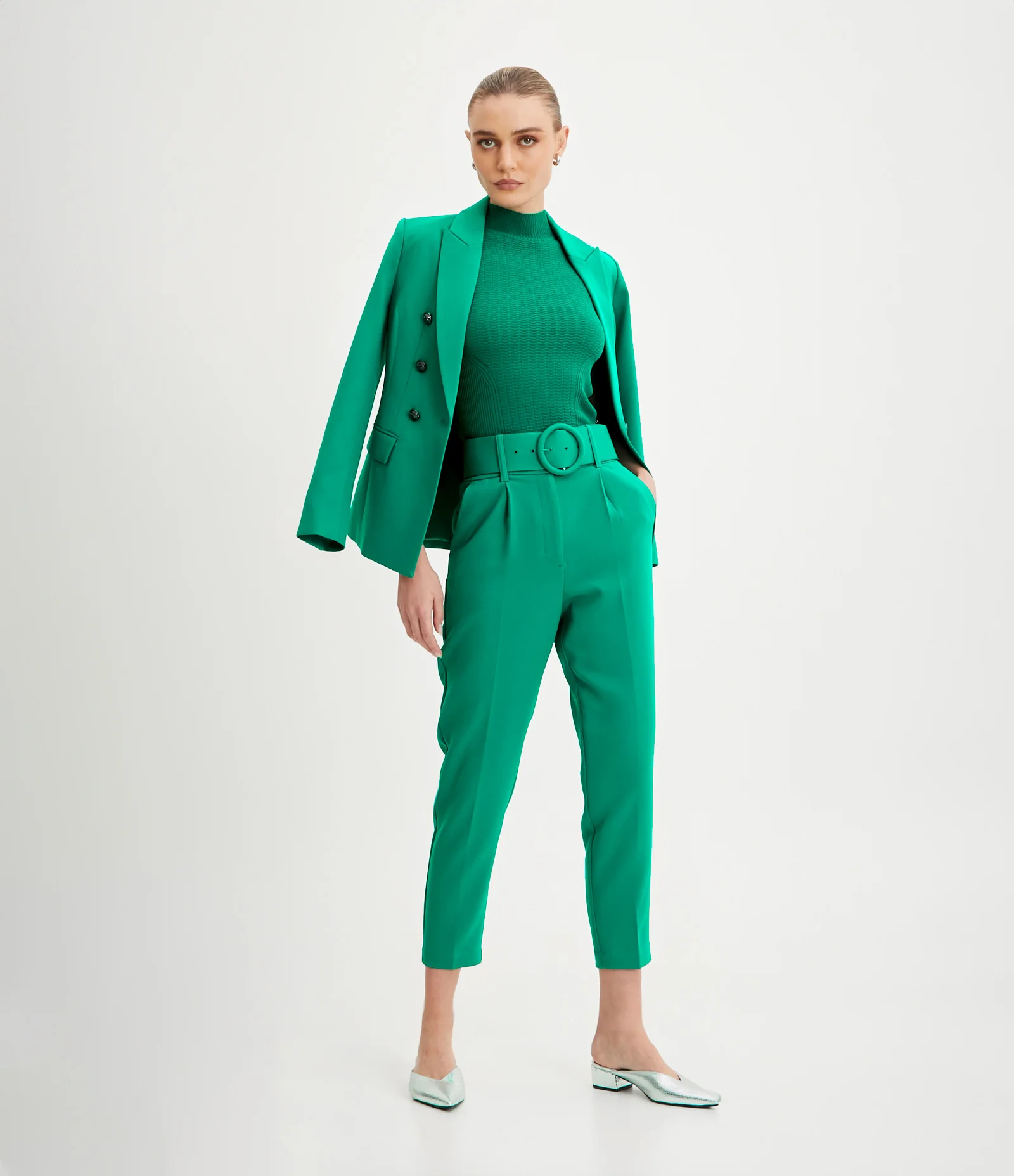 Calça Cenoura em Crepe com Cinto Estruturado Verde 1