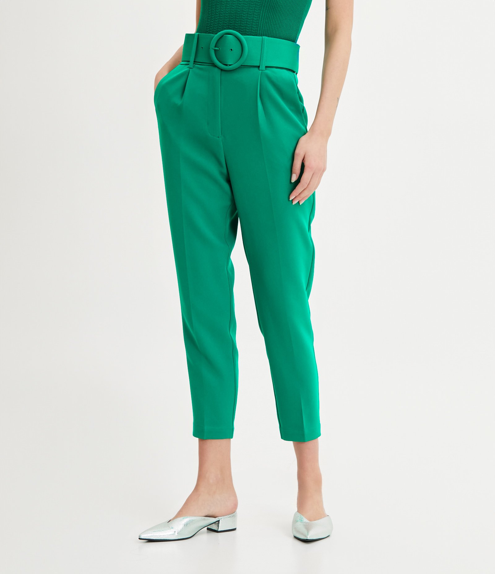 Calça Cenoura em Crepe com Cinto Estruturado Verde 2