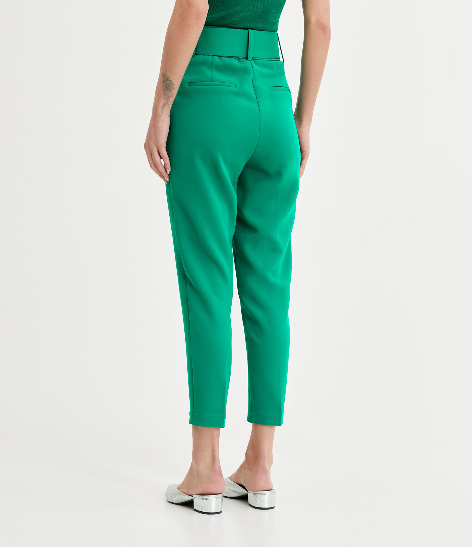 Calça Cenoura em Crepe com Cinto Estruturado Verde 3