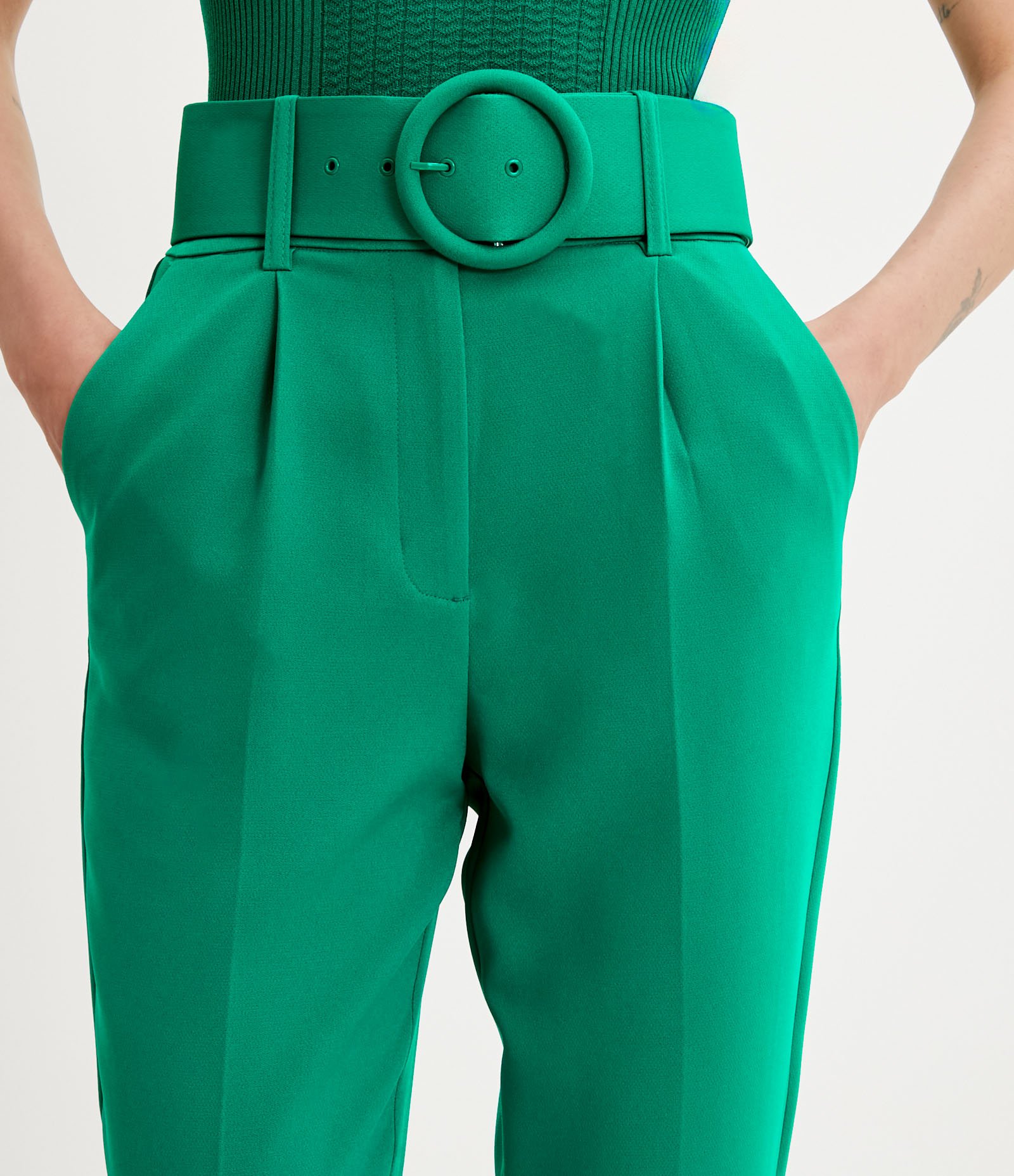 Calça Cenoura em Crepe com Cinto Estruturado Verde 4