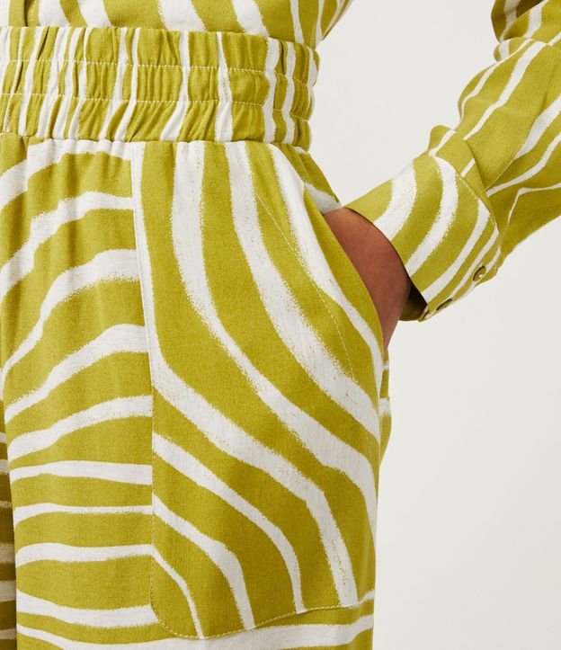 Calça Pantalona em Viscolinho com Elástico no Cós e Estampa Animal Print Zebra Verde 4