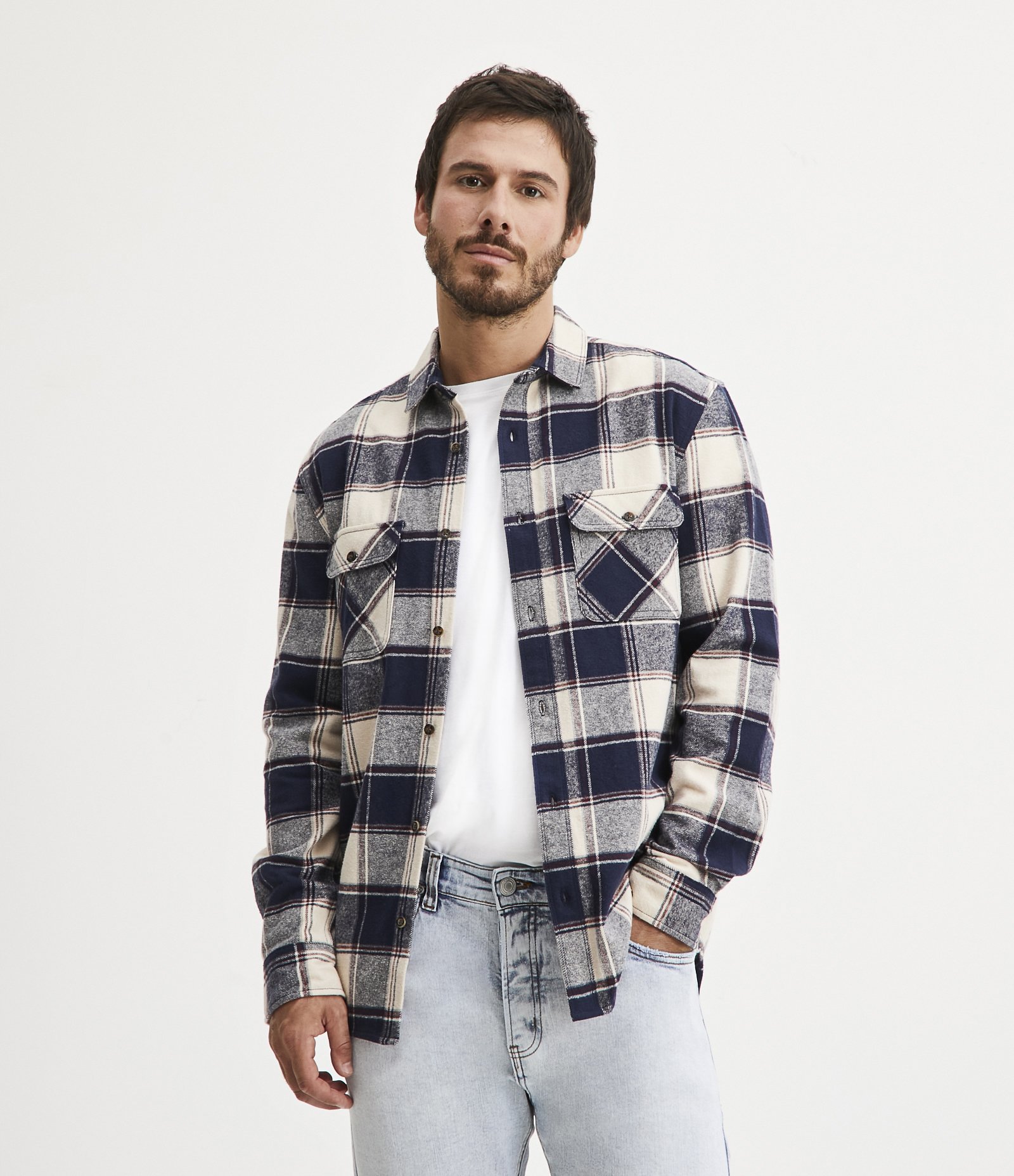 Camisa Comfort em Flanela com Estampa Xadrez e Bolsos Frontais Azul/ Bege 1