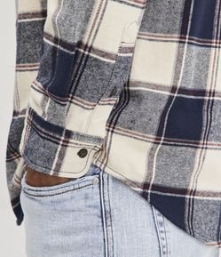 Camisa Comfort em Flanela com Estampa Xadrez e Bolsos Frontais