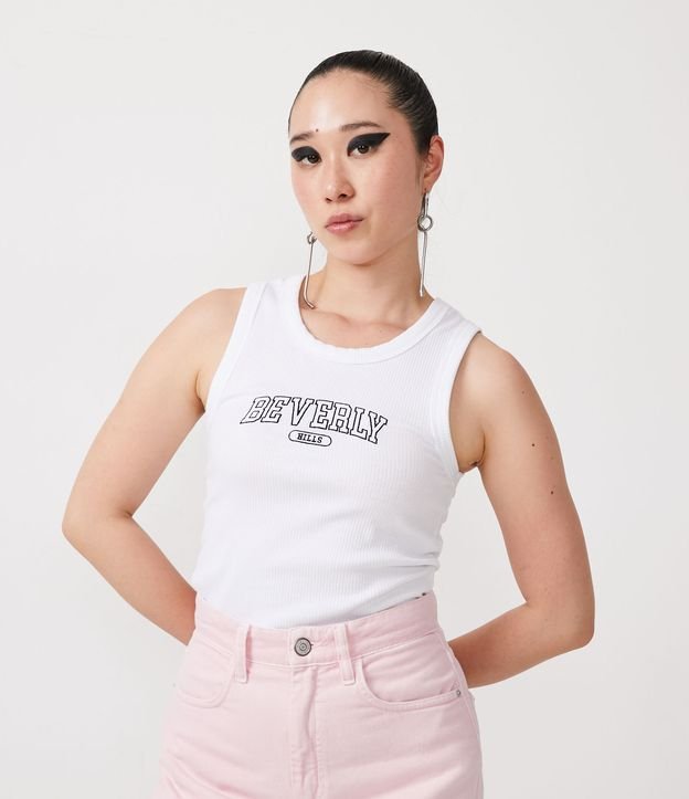 Camiseta manga corta crop top cuello redondo con estampado en frente estilo  college para mujer.