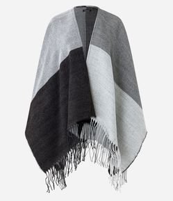 Poncho em Tricô Assimétrico com Franjas