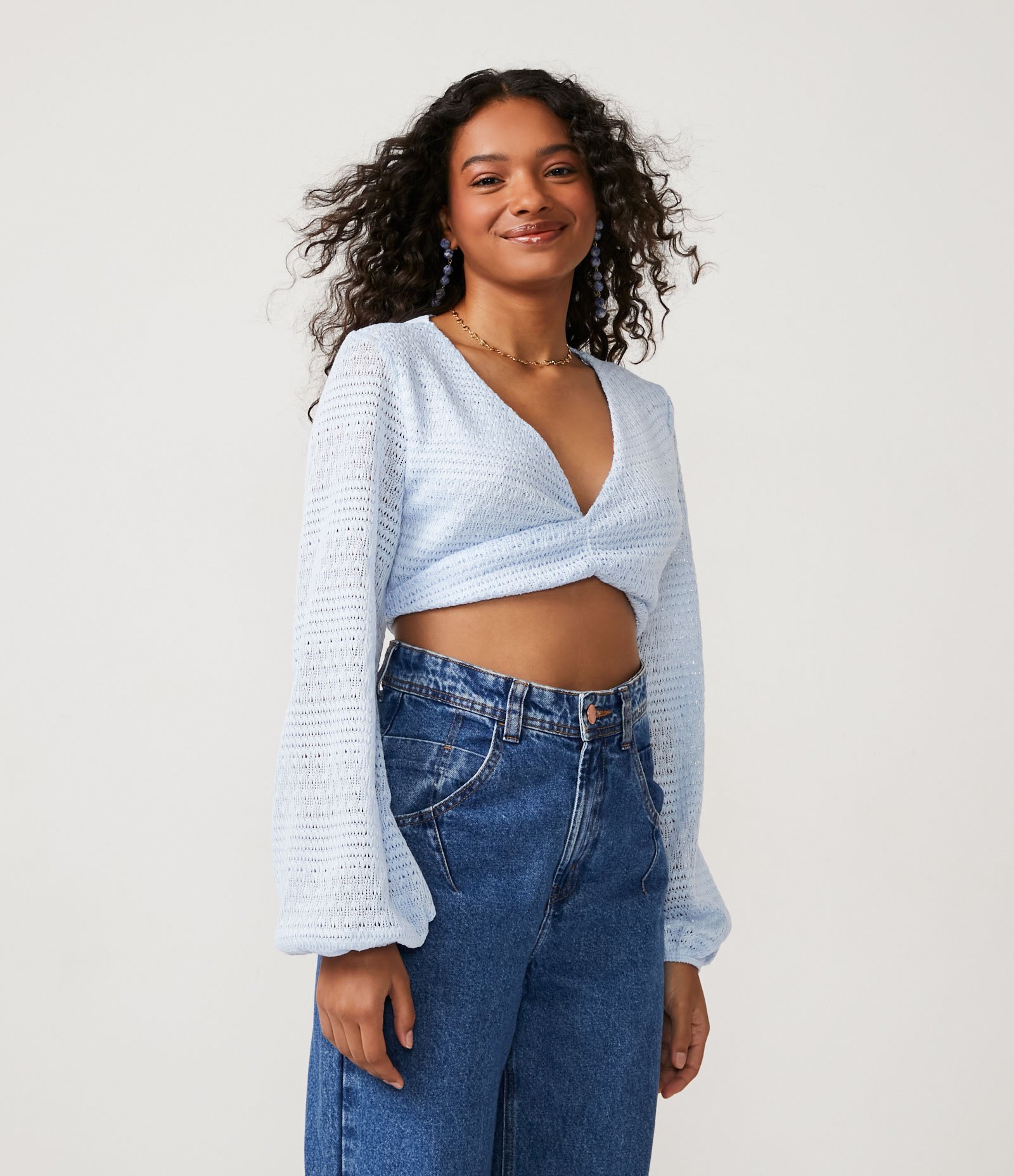 Blusa Cropped Texturizada com Manga Longa e Franzido no Busto Azul 2