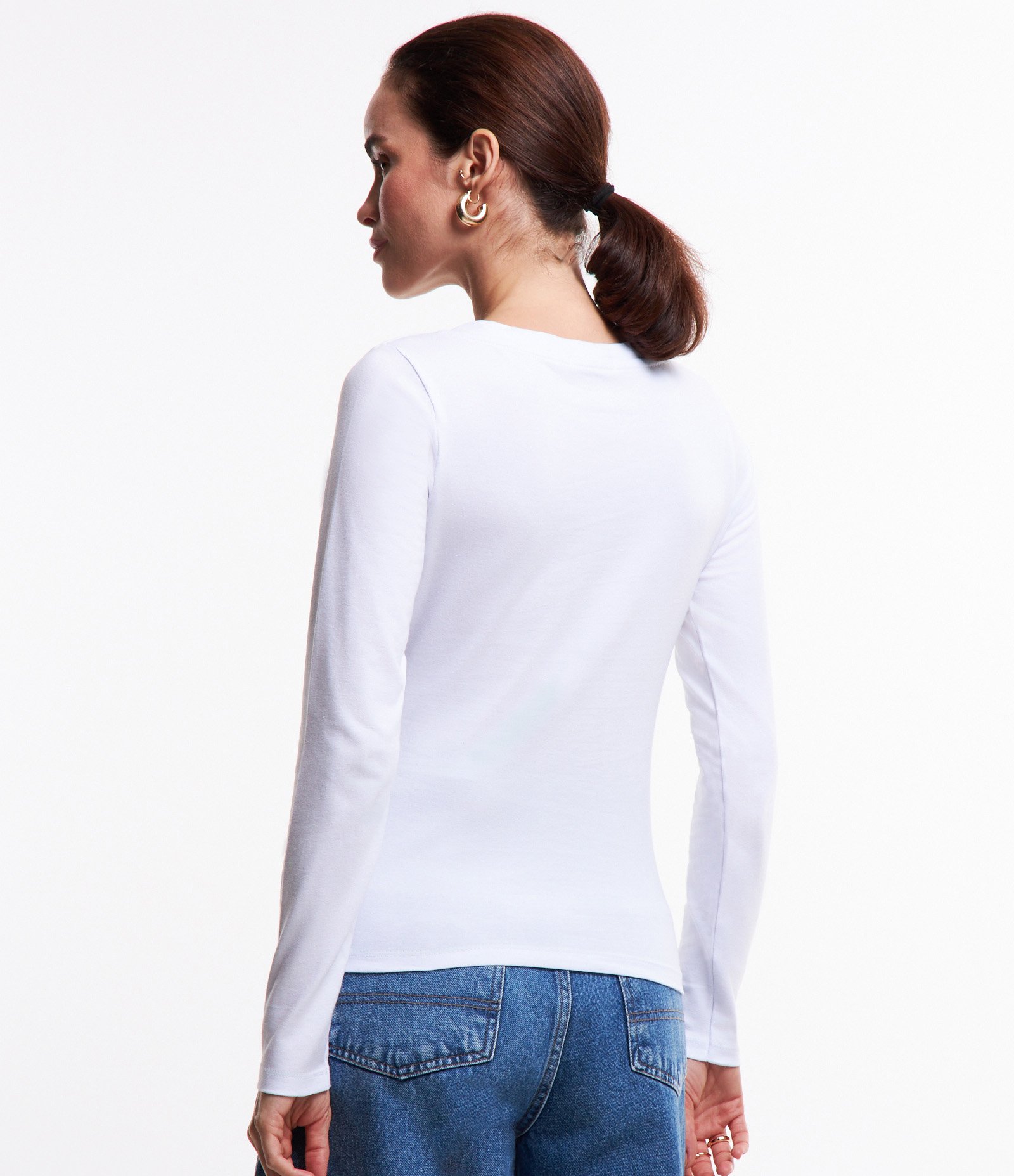 Blusa Básica em Meia Malha com Decote V Branco 4