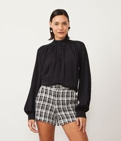 Camisa em Seda com Gola Alta e Botões