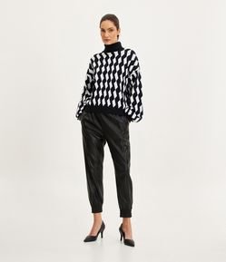 Calça Jogger em Pu com Cós de Elástico e Bolso Lateral