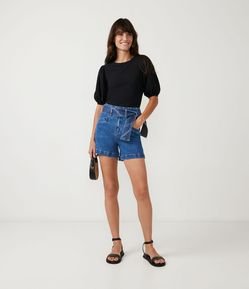 Short Curto Jeans com Bolso Embutido e Faixa Pespontada