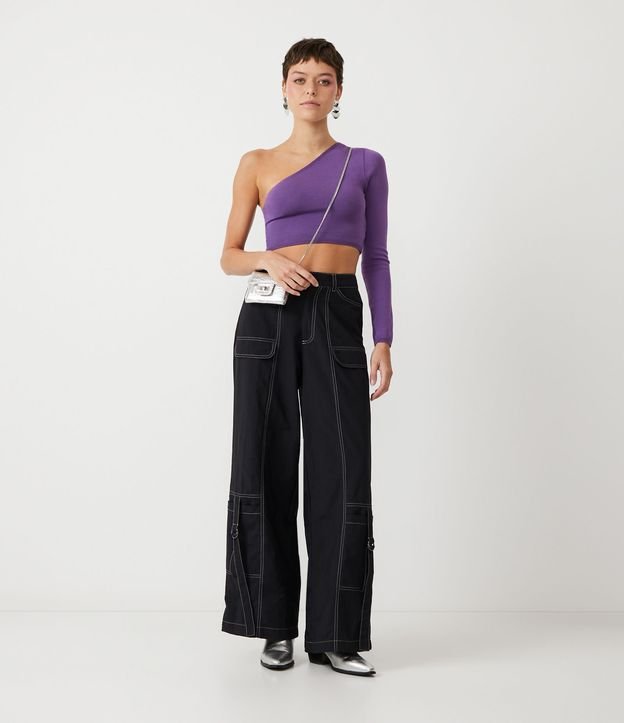 Blusa Cropped em Tricô com Decote Ombro Só e Manga Longa