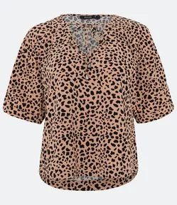 Blusa em Crepe com Decote V com Amarração e Estampa Animal Print