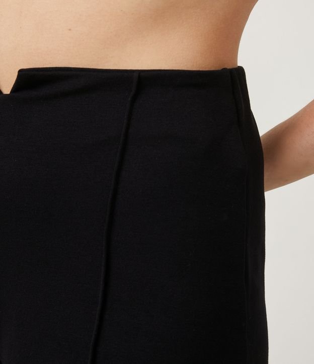Short en Ponto Roma con Detalle V y Frisos Negro 4