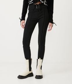 Calça Legging em Textura Canelada com Amarração por Ilhós e Frisos