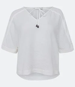 Blusa Texturizada com Decote V e Amarração Frontal