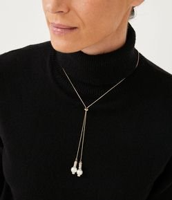 Colar Longo Gravatinha com Detalhe de Roldanas e Pérolas