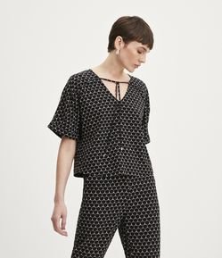 Blusa em Crepe com Decote V e Amarração Frontal