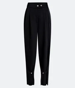 Calça Cenoura com Detalhe Fechamento em Botões no Cós e no Tornozelo