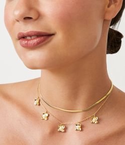 Colar Camadas com Corrente Rabo de Rato e Pingentes de Flores com Pérolas