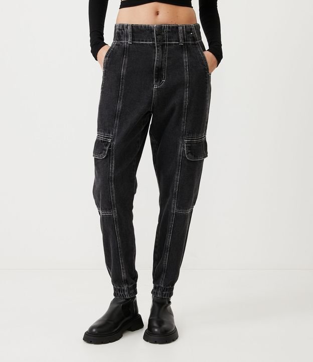 Calça Jogegr em Jeans com Bolsos Cargo e Pespontos Contrastantes Preto 1