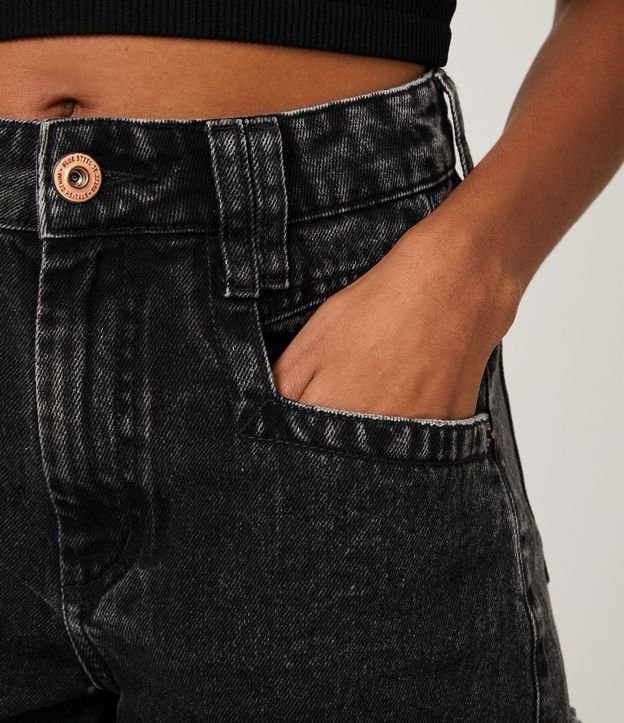 Short Cintura Alta em Jeans com Bolsos e Barra Dobrada com Franjas Preto 4
