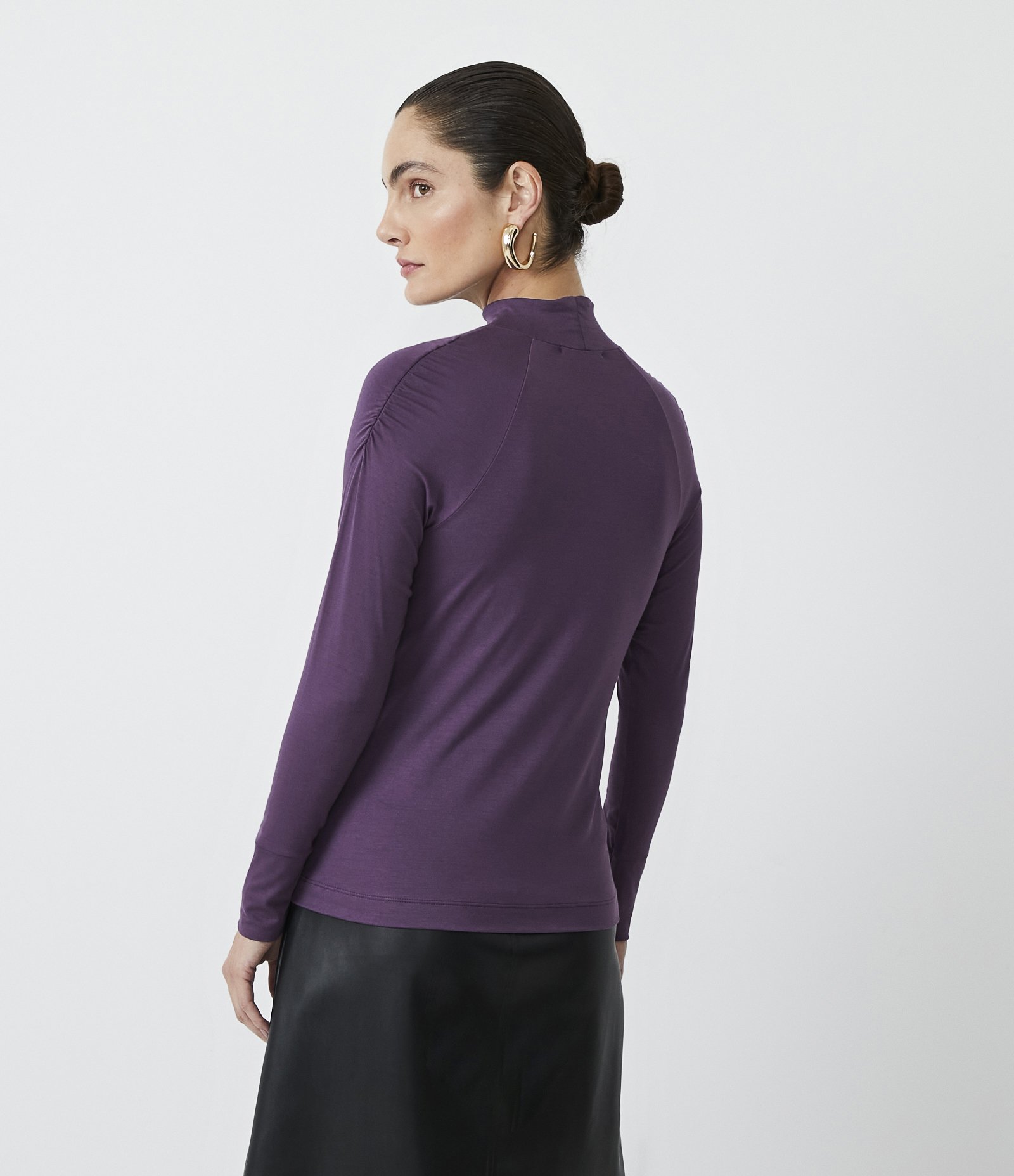 Blusa em Meia Malha com Gola Alta e Franzido no Ombro Roxo 3
