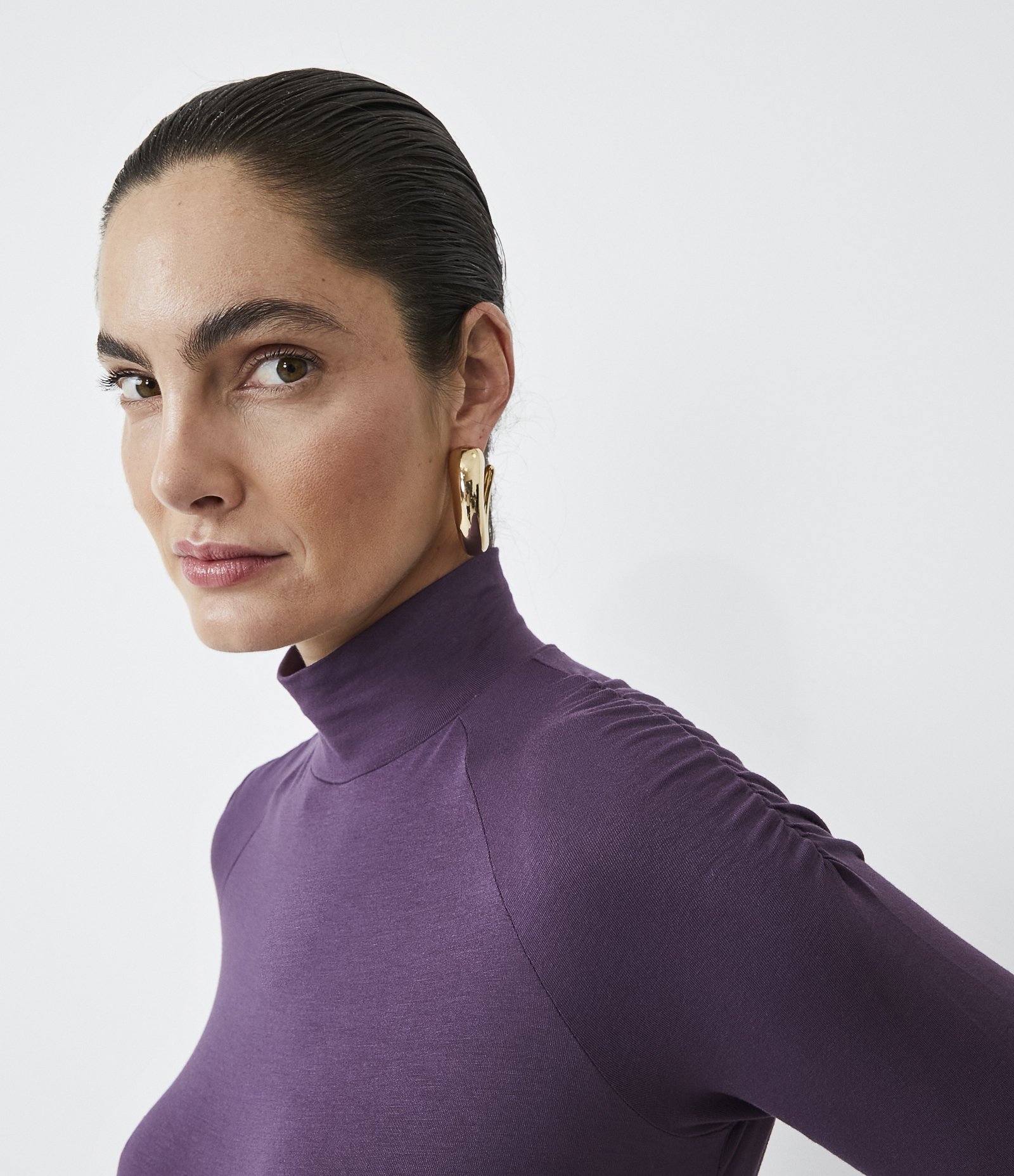 Blusa em Meia Malha com Gola Alta e Franzido no Ombro Roxo 4