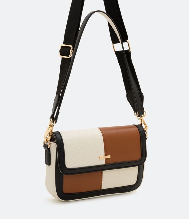 Bolsa com Tampa e Recortes