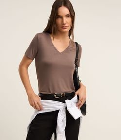 Blusa Básica em Viscose com Decote V