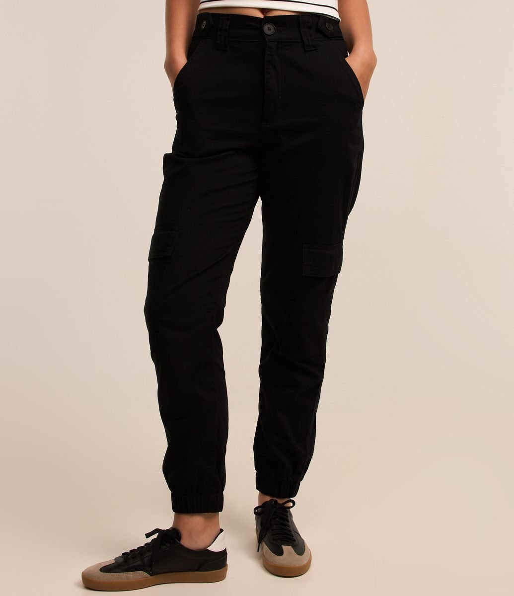 Calça Jogger Cintura Alta com Detalhe de Fivela e Bolsos Cargo Preto
