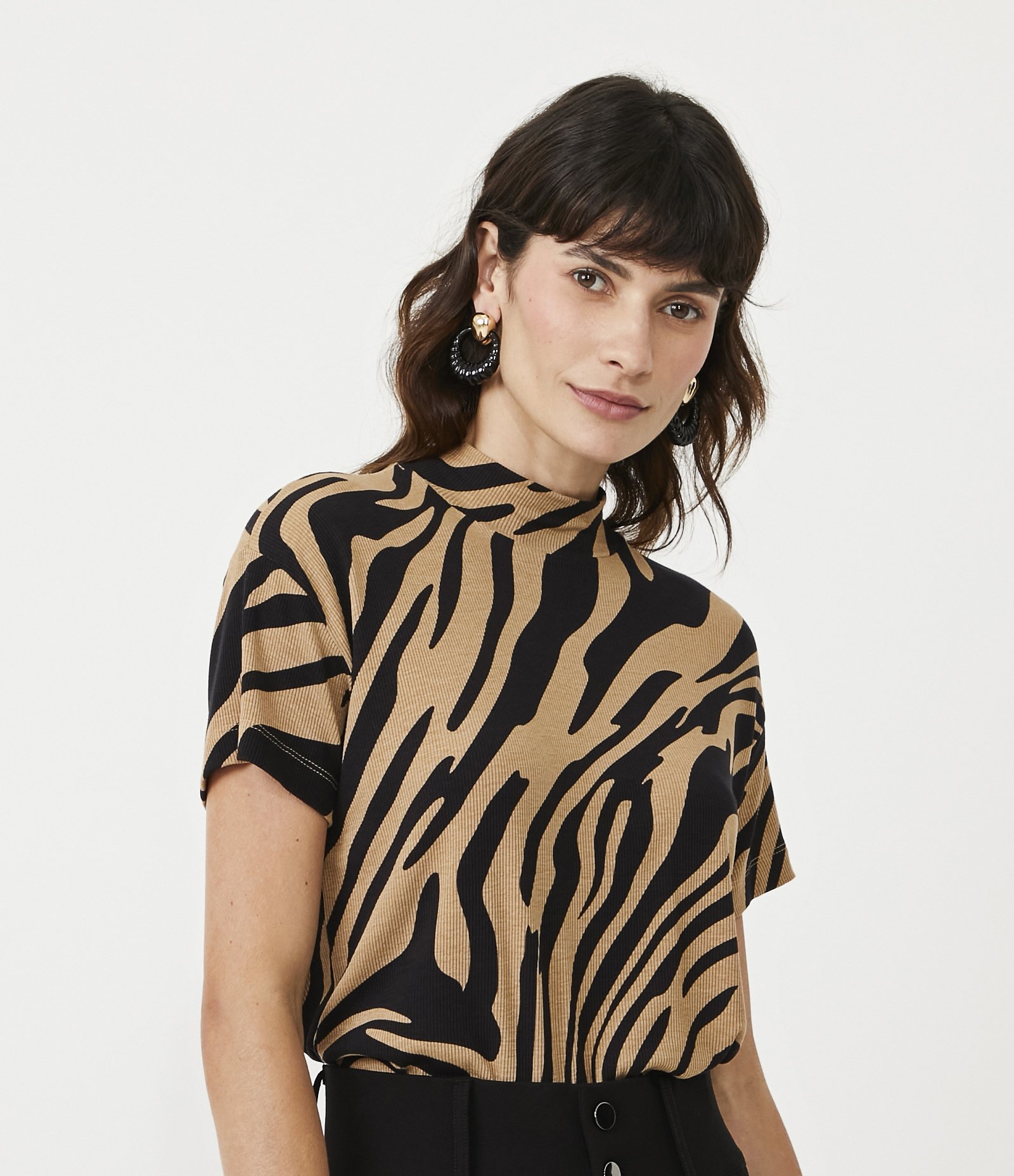 Blusa em Viscose com Golinha Alta e Estampa Animal Print Zebra Bege 1
