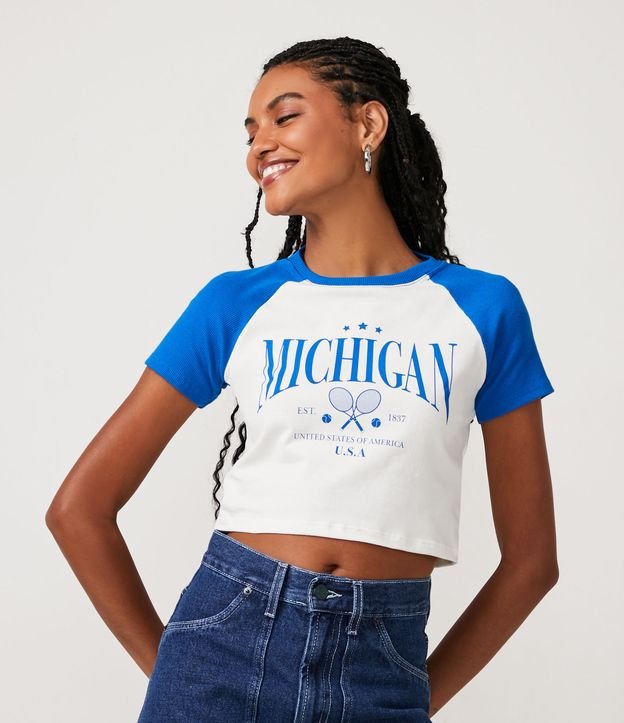 Blusa Cropped con Manga Corta Raglán y Lettering Michigan Off White 1