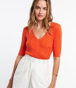 Blusa em Tricô com Manga 3/4 e Texturas em Ponto Diferenciado