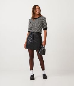 Saia Curta em Material Sintético com Recortes