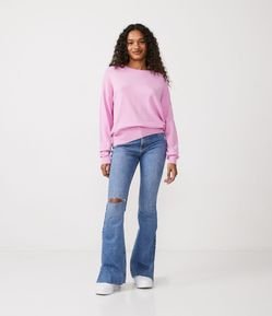 Calça Boot Cut em Jeans com Rasgo no Joelho e Fendas