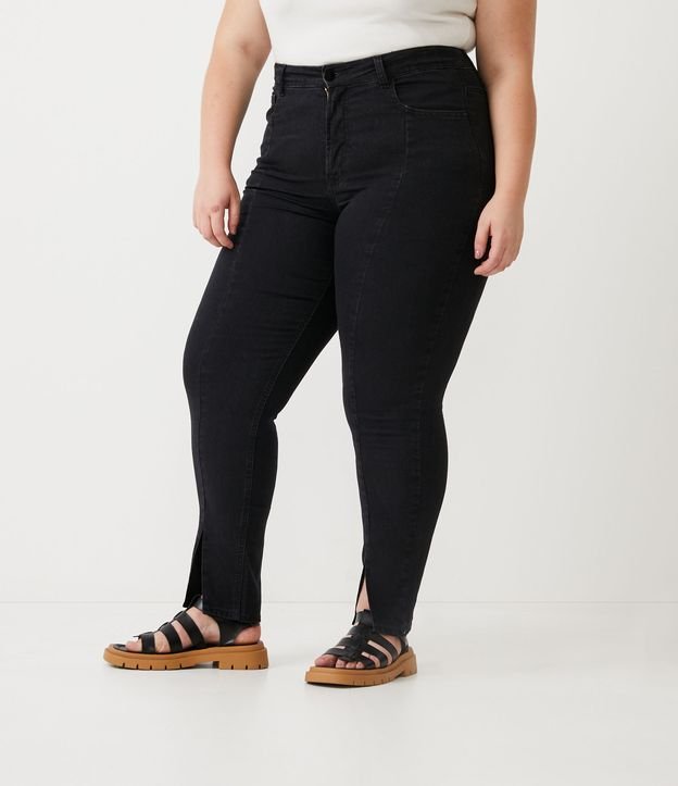 Calça Skinny Jeans com Abertura na Barra Curve & Plus Size - Cor: Preto - Tamanho: 42