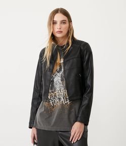 Jaqueta em Material Sintético com Recortes e Textura no Ombro