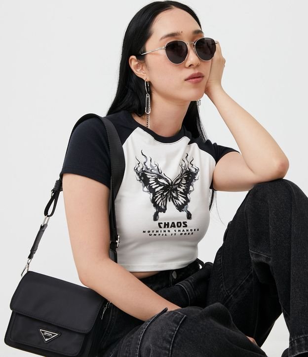 Blusa Cropped en Algodón con Estampado de Mariposa y Sisa Raglán Blanco 1