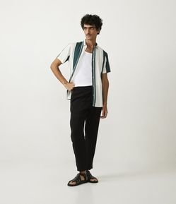 Calça Slim Cropped em Viscose com Elástico no Cós e Pregas Frontais