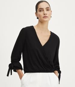 Blusa Transpassada em Viscose com Manga 3/4 com Ilhós