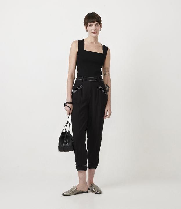 Calça Cenoura em Viscose com Pesponto Contrastante