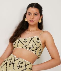 Blusa Cropped de Alça com Entremeios e Estampa Flores e Folhas