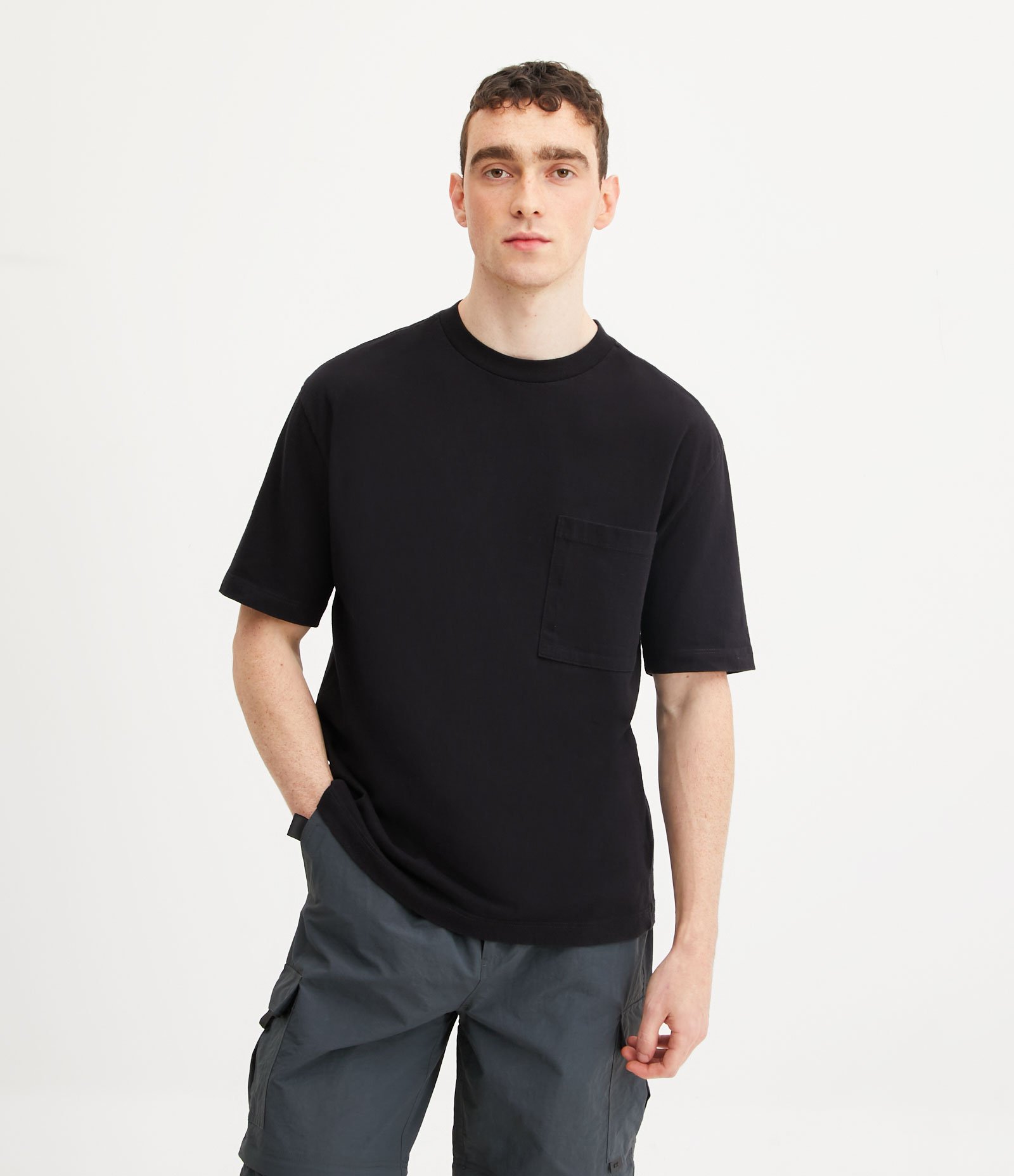 Camiseta em Algodão Malhão com Bolso Frontal e Etiqueta Preto 1