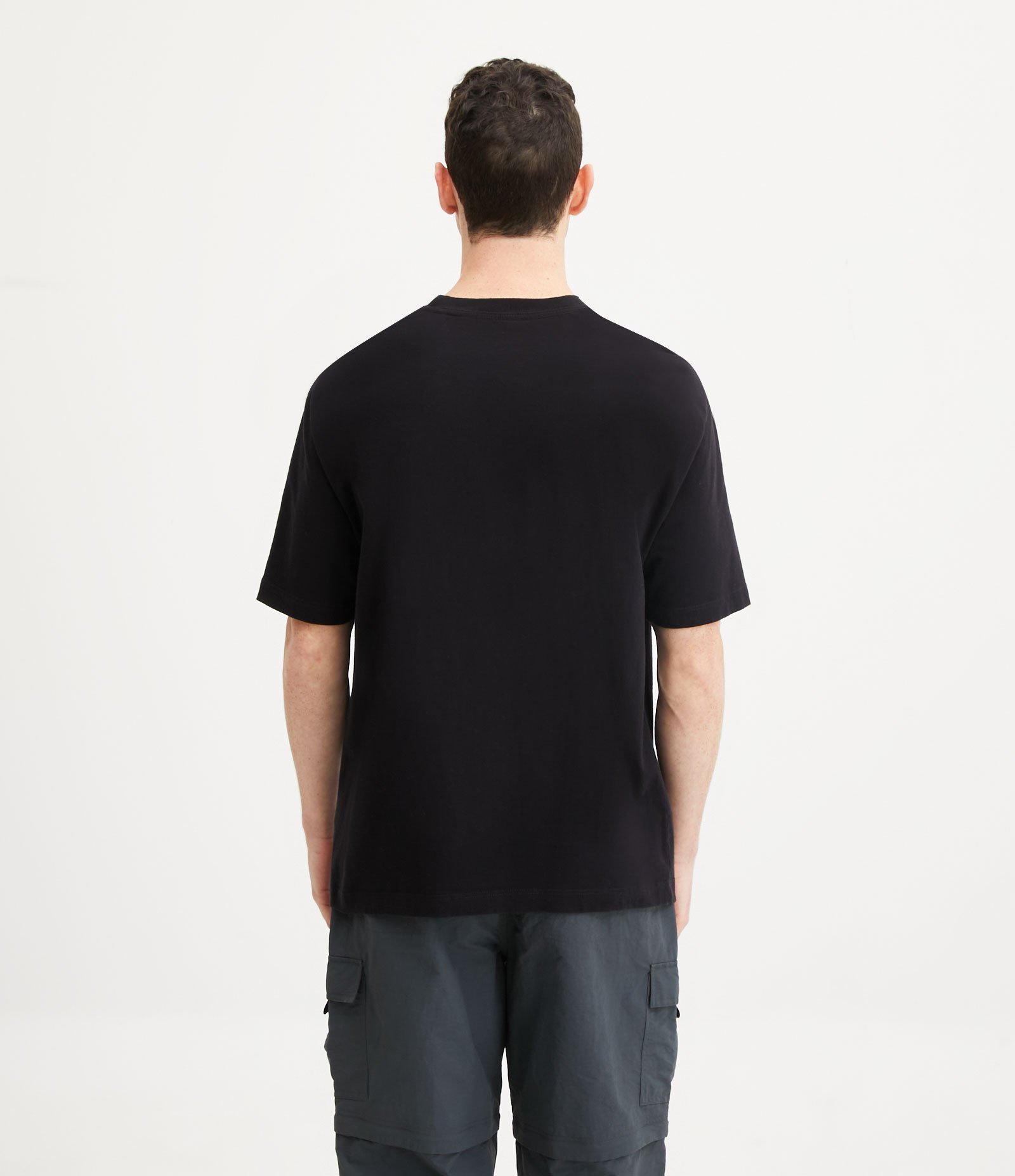 Camiseta em Algodão Malhão com Bolso Frontal e Etiqueta Preto 3