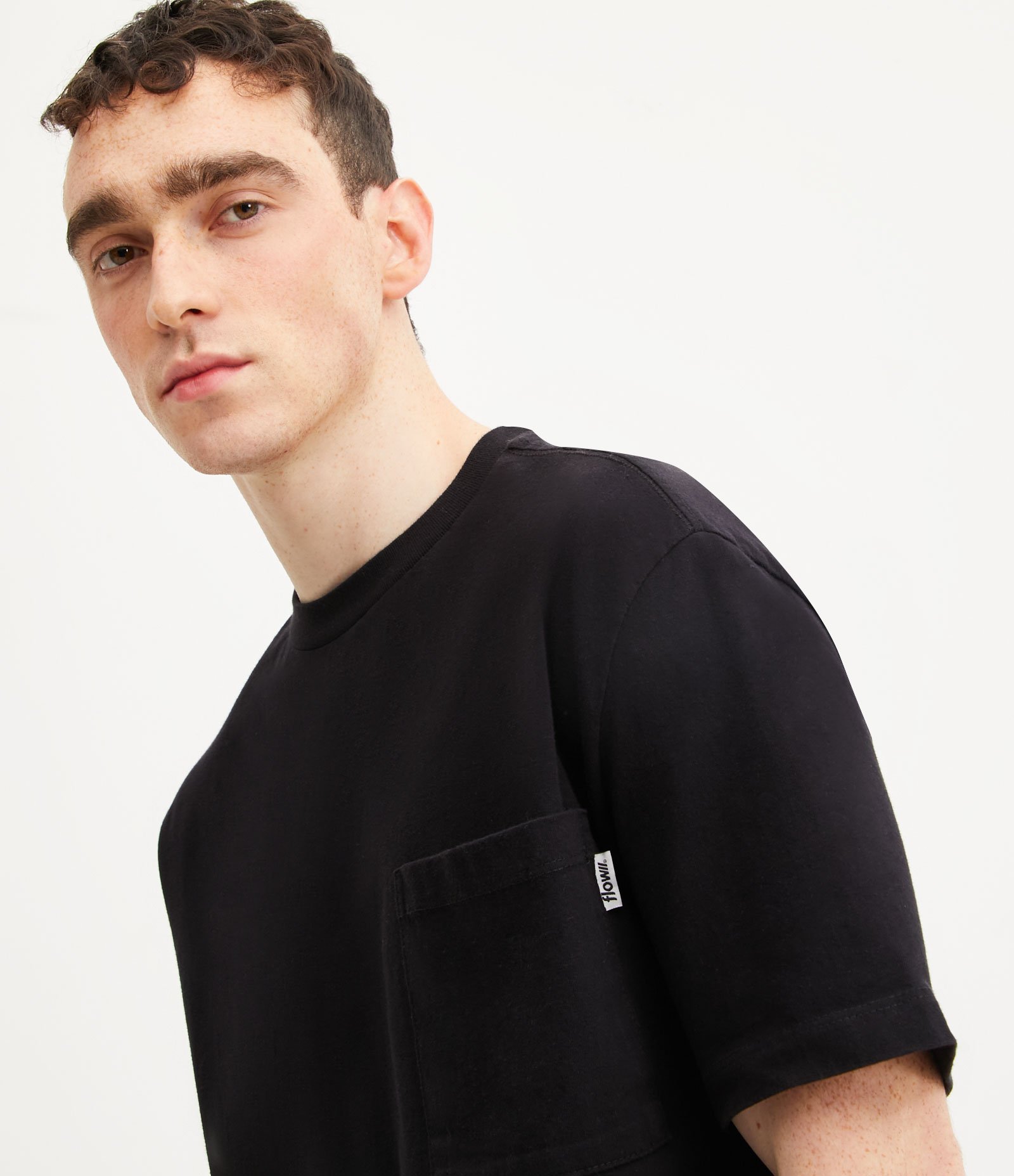 Camiseta em Algodão Malhão com Bolso Frontal e Etiqueta Preto 4