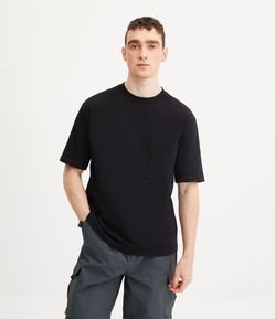 Camiseta em Algodão Malhão com Bolso Frontal e Etiqueta