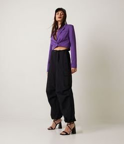 Calça Parachute em Poliamida com Puxador e Bolsos Cargo